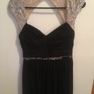 Stunning Adrianna Papell Gown prom/formal size 2